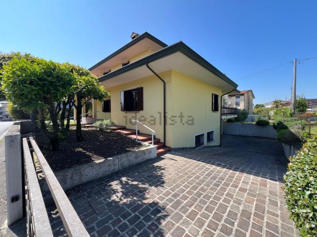Case e ville in vendita di 340 m² in Via P. F. Calvi, 16