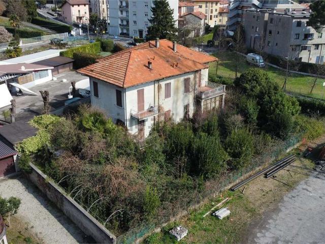 Case e ville in vendita di 340 m² in Via Paolo Carcano