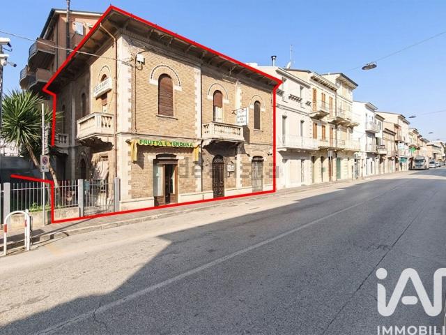 Case e ville in vendita di 340 m² in Via Umberto I, 393