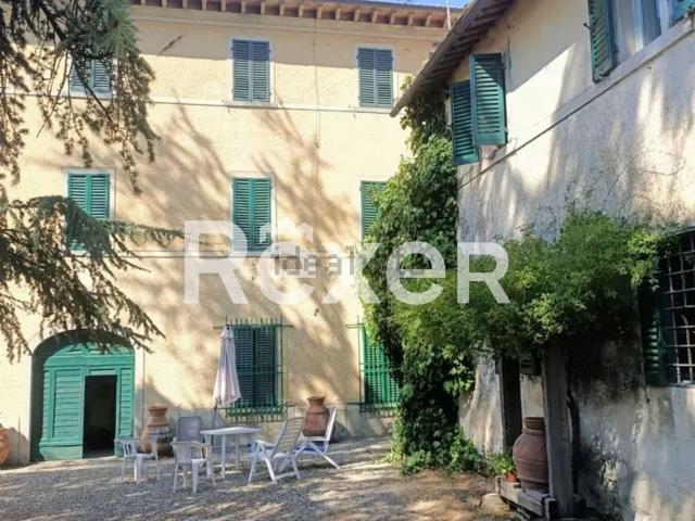 Case e ville in vendita di 340 m² in Via Val d&apos Elsa