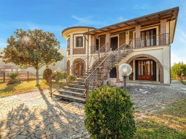 Case e ville in vendita di 340 m² in Via Valle