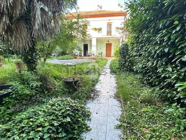 Case e ville in vendita di 340 m² in Viale della Repubblica, 1