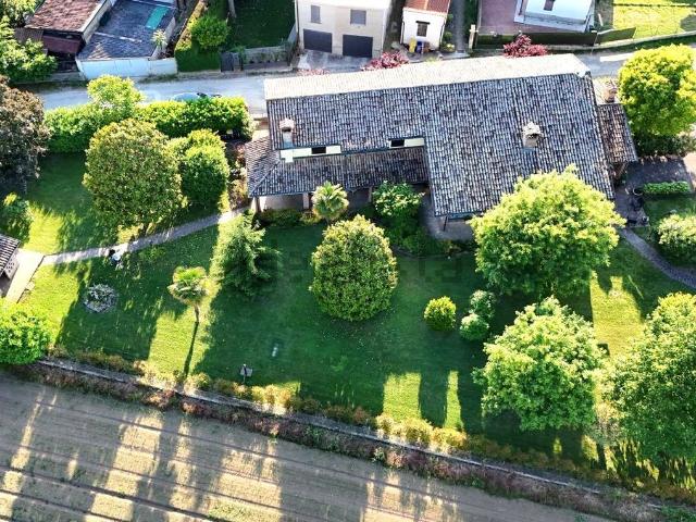 Case e ville in vendita di 340 m² in Strada Chiaviche