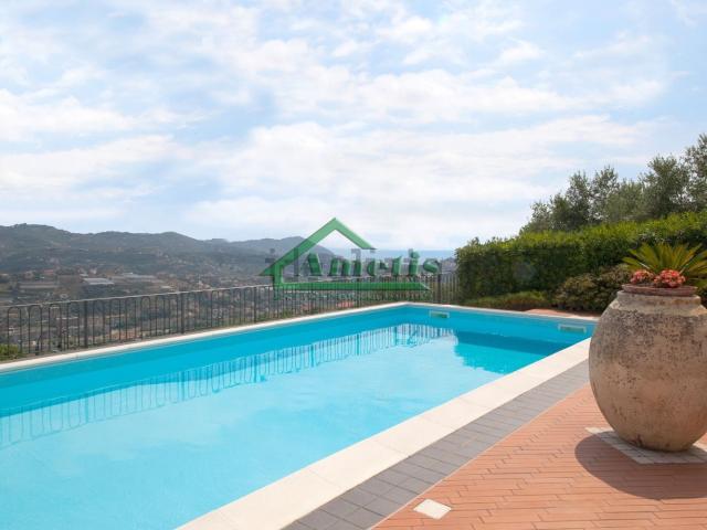 Case e ville in vendita di 340 m² in Strada Civezza