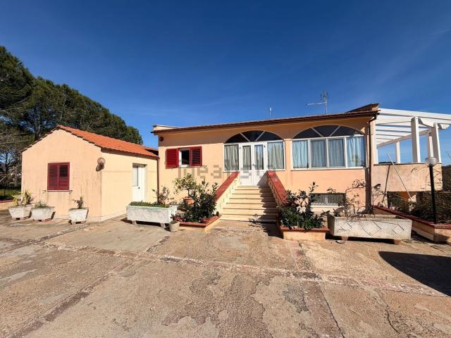 Case e ville in vendita di 340 m² in Strada Gianfelice, 40