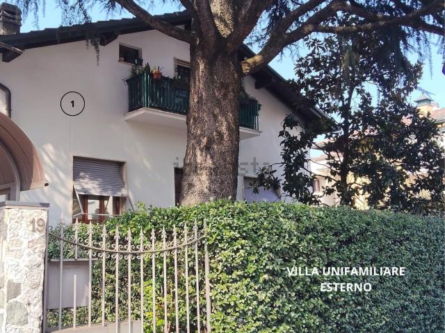 Case e ville in vendita di 342 m² in Via Benvenuto Cellini, 31