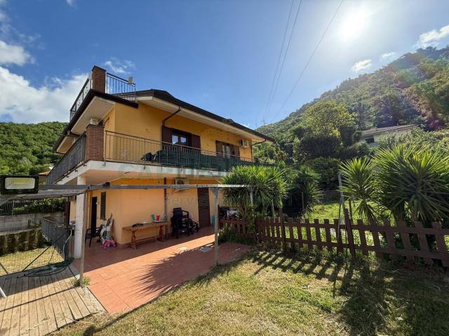 Case e ville in vendita di 342 m² in Via dell&apos Irpinia