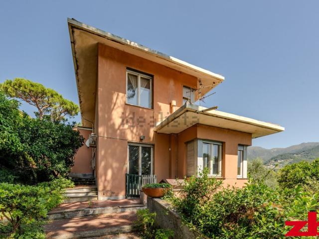 Case e ville in vendita di 342 m² in Via della Pineta