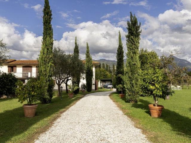 Case e ville in vendita di 342 m² in Via Puglie, 35