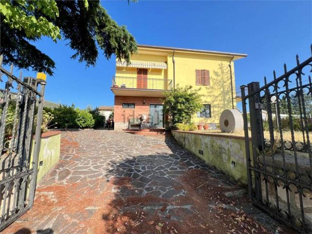 Case e ville in vendita di 343 m² in Via delle Macchiette