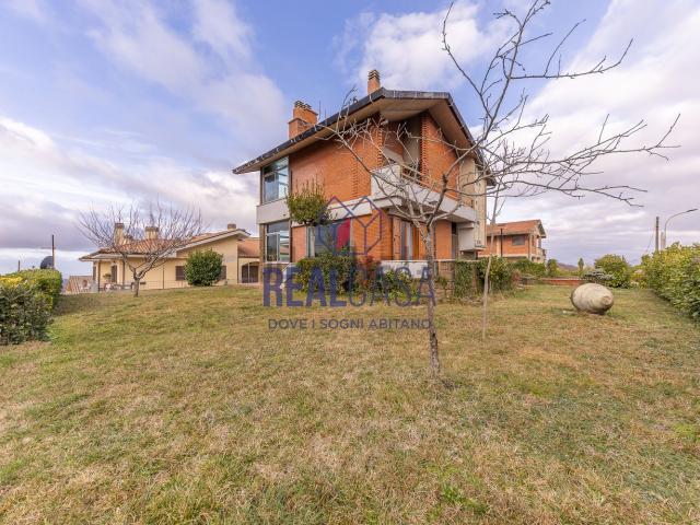 Case e ville in vendita di 343 m² in Via Fabio Filzi, 1