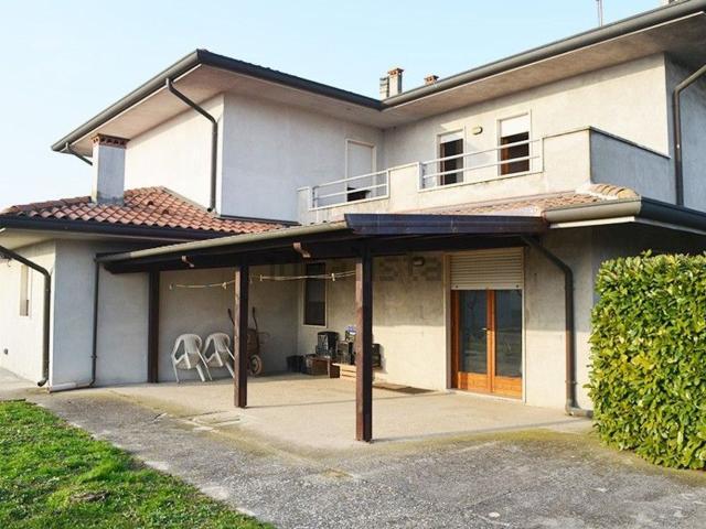 Case e ville in vendita di 343 m² in Via Fabio Filzi, 24