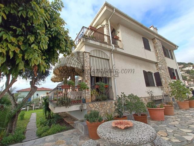 Case e ville in vendita di 343 m² in Via M. E. Basso