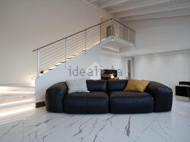 Case e ville in vendita di 344 m² in Via Giovanni Rinaldi