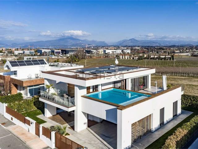 Case e ville in vendita di 344 m² in Via Oscar Righetti, 13