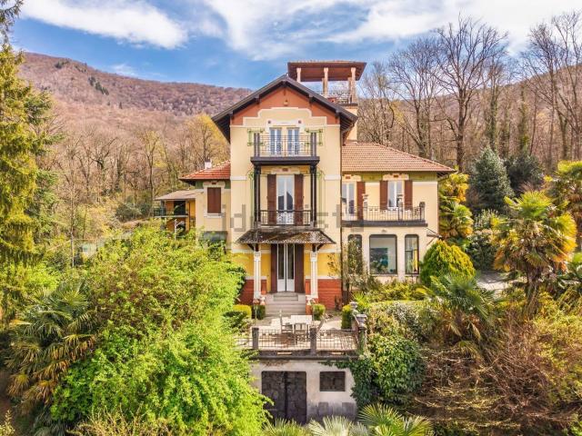 Case e ville in vendita di 344 m² in Via Marinoni