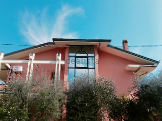 Case e ville in vendita di 345 m² in Via Calatafimi