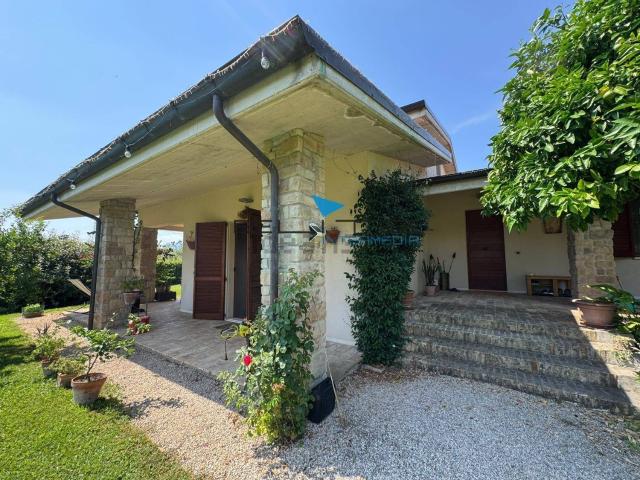 Case e ville in vendita di 345 m² in Via Cantò, 16