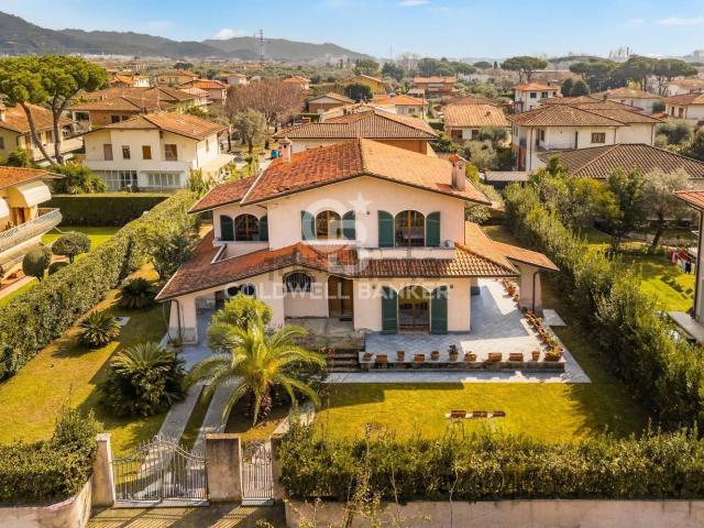 Case e ville in vendita di 345 m² in Via Carlo Sforza