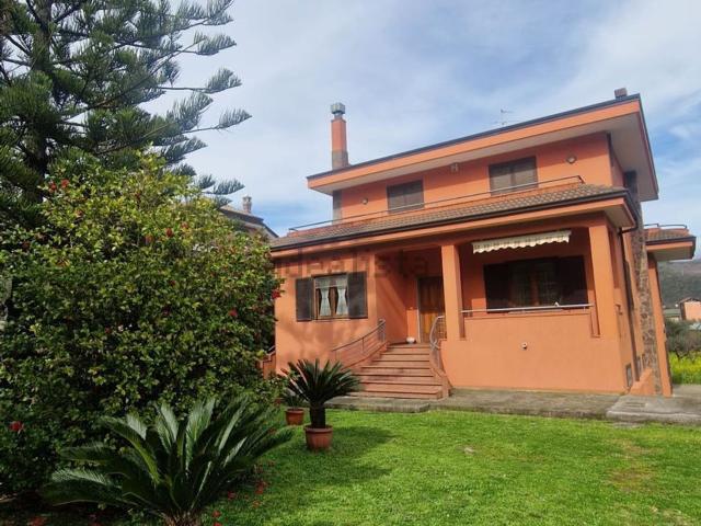 Case e ville in vendita di 345 m² in Via Bagnara