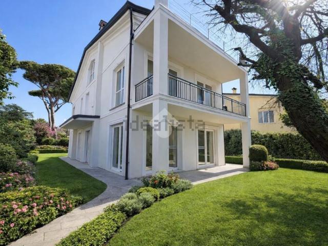 Case e ville in vendita di 345 m² in Via Gioacchino Rossini