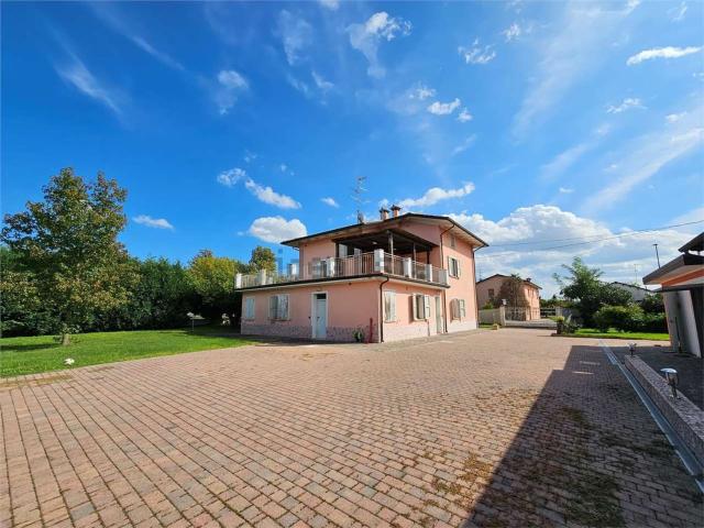 Case e ville in vendita di 345 m² in Via Pile, 1