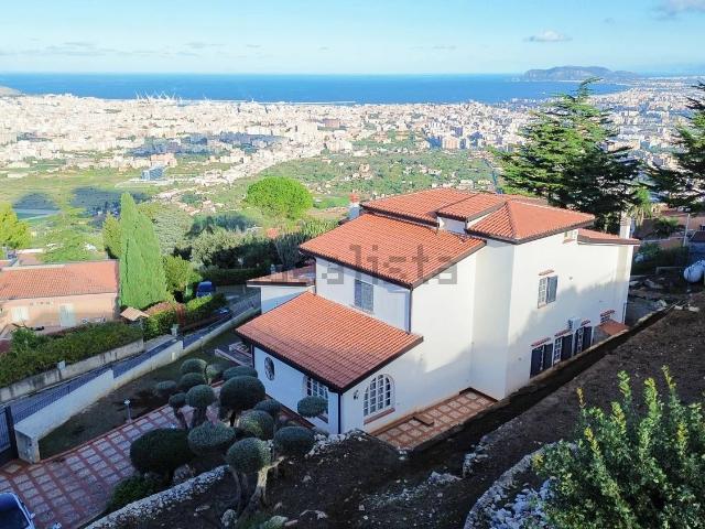 Case e ville in vendita di 345 m² in Via Umberto Maddalena, 4