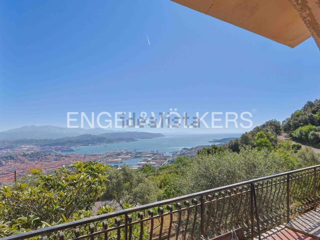 Case e ville in vendita di 345 m² in Via Vecchiora