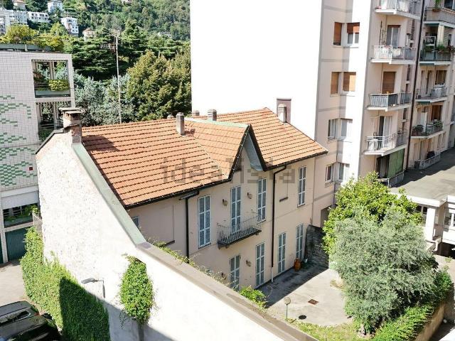 Case e ville in vendita di 345 m² in Viale Varese, 73
