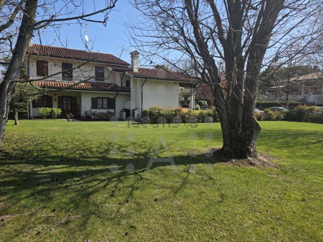 Case e ville in vendita di 346 m² in Via Venezia
