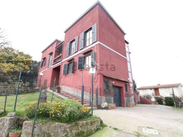 Case e ville in vendita di 347 m² in Via Belvedere, 11