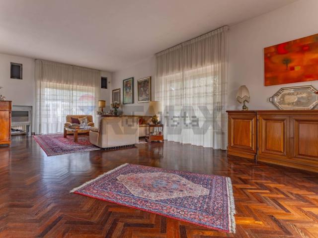 Case e ville in vendita di 347 m² in Via Bitritto, 131