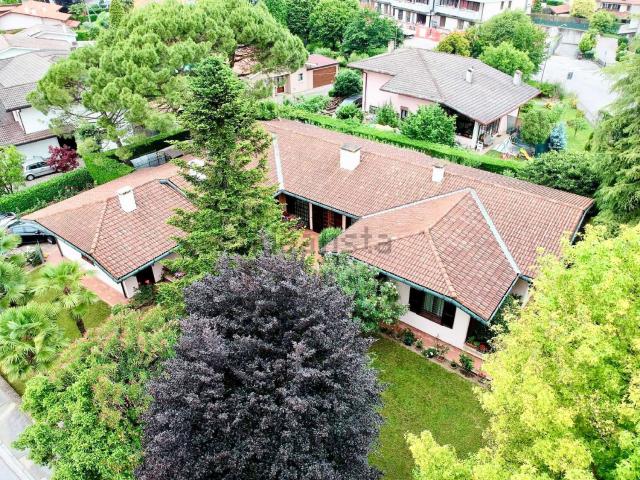 Case e ville in vendita di 347 m² in Via Brigata Tridentina, 2