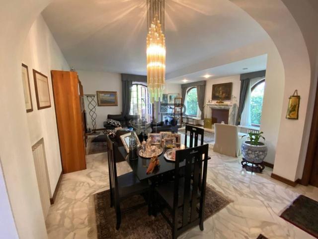 Case e ville in vendita di 347 m² in Via Luigi Cadorna