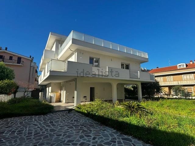 Case e ville in vendita di 347 m² in Via Ugo Foscolo