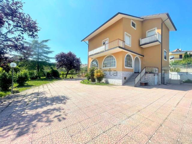 Case e ville in vendita di 347 m² in Contrada Colle dell&apos Orso