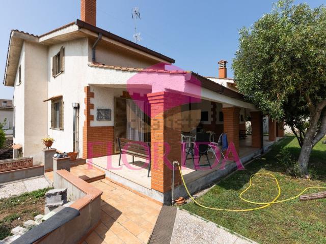 Case e ville in vendita di 348 m² in Via Basento