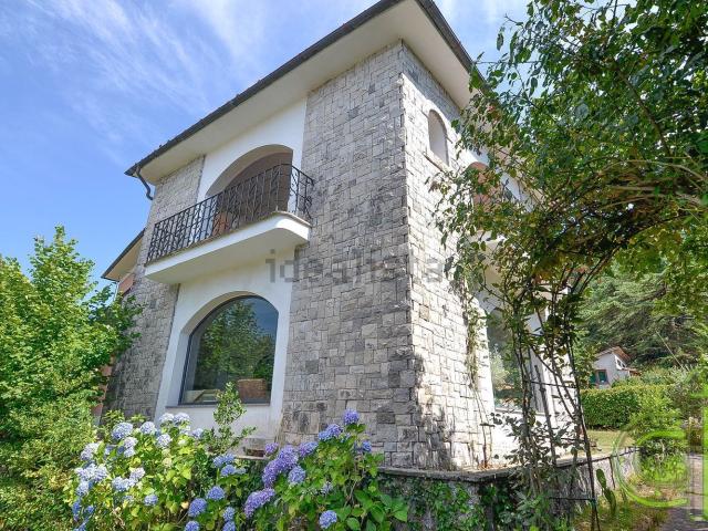 Case e ville in vendita di 348 m² in Via dei Cerri