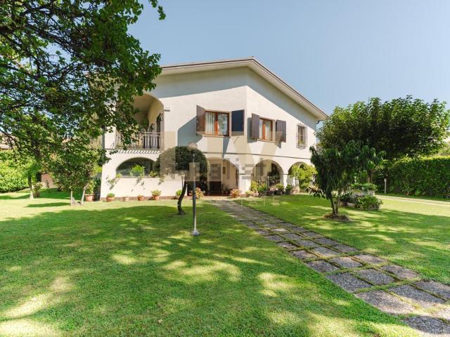 Case e ville in vendita di 348 m² in Via San Pio X