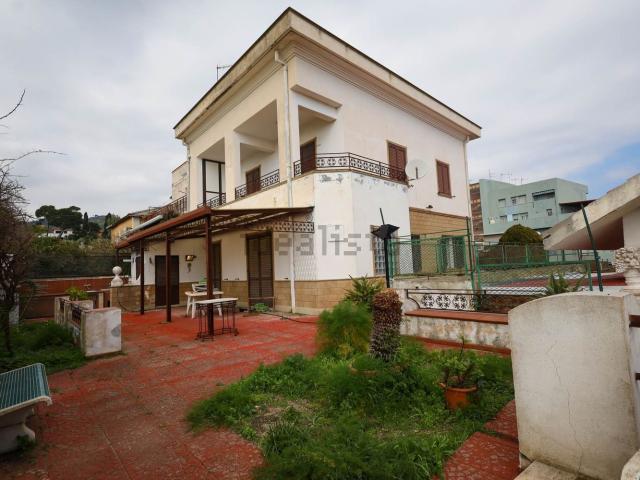 Case e ville in vendita di 350 m² in Salita Tre Monti, 33
