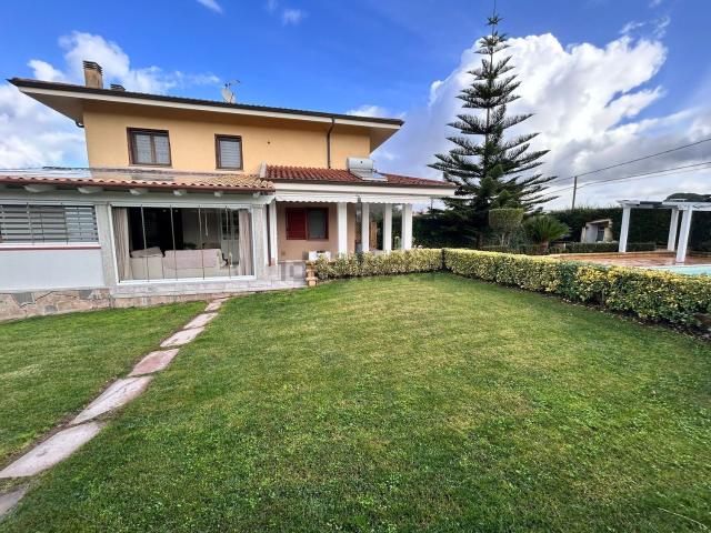 Case e ville in vendita di 350 m² in Traversa La Crucca