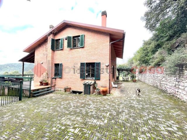 Case e ville in vendita di 350 m² in Via Col di Lana, 91
