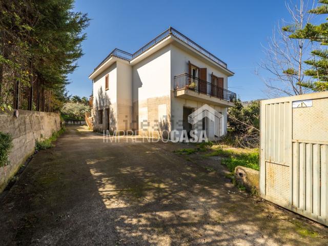 Case e ville in vendita di 350 m² in Via Cavallacci, 69