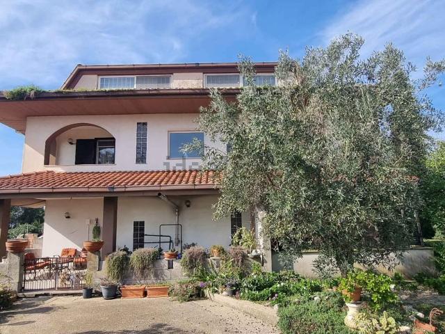 Case e ville in vendita di 350 m² in Via Campo Jemini, 1