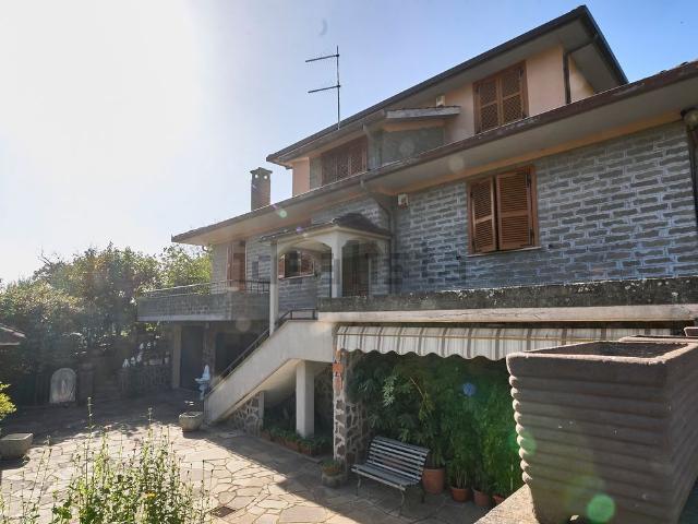 Case e ville in vendita di 350 m² in Via Capranica