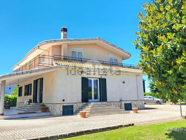Case e ville in vendita di 350 m² in Via Casale Ricci, 10