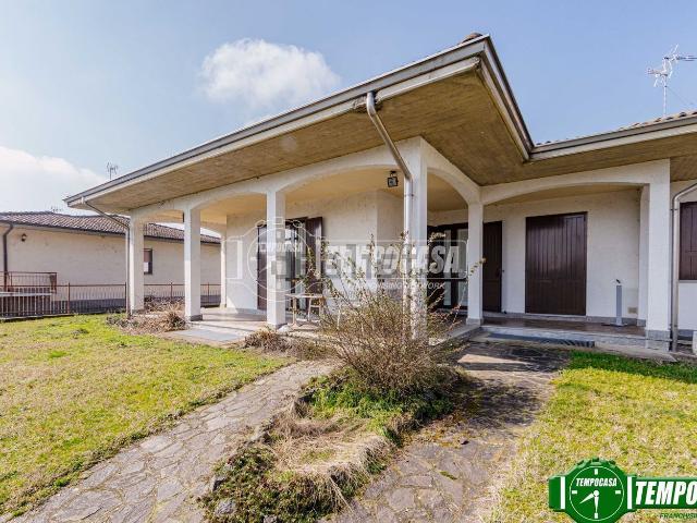 Case e ville in vendita di 350 m² in Via Cremona