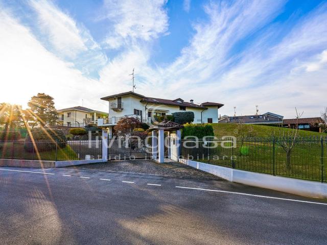 Case e ville in vendita di 350 m² in Via Cristoforo Colombo