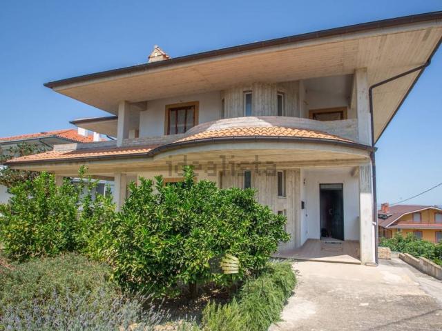 Case e ville in vendita di 350 m² in Via Croci, 14