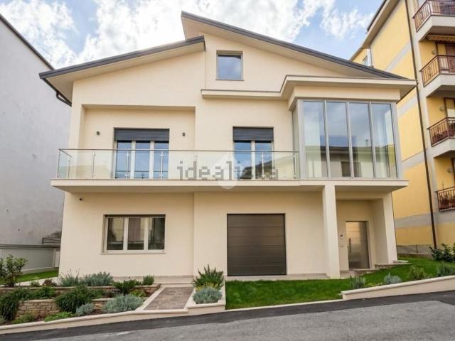 Case e ville in vendita di 350 m² in Via Alberto Chiappelli, 9